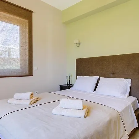 Sleeps 9 Pool Air Con Wifi