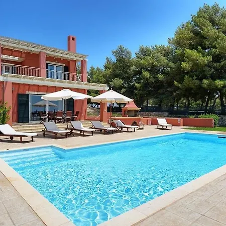 Sleeps 9 Pool Air Con Wifi